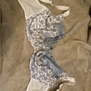 Floral Lace Underwire Bra in White and Light Blue
